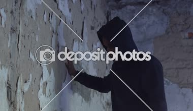 Üzgün genç duvarda, umutsuzluk, çaresizlik acı ifadesi yaslanmış