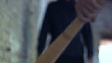 Saldıran beysbol sopası ve fren şişe, Çocuk yaştaki suçluların gençler