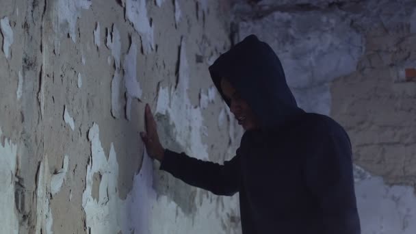 不安的少年靠在墙上 绝望的表情 绝望的痛苦 — 图库视频影像
