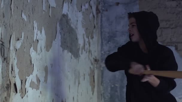 Nastoletni Chłopak Uderzanie Ściany Kijem Przemocy Rozpacz Beznadzieja — Wideo stockowe