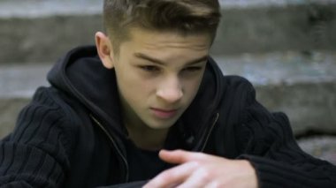 Depresif öğrenci yüz hoodie, bulling, evsizlik kurbanı altında gizleme