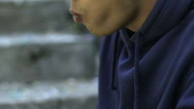 Zavallı aç genç hızlı bir şekilde toplum tarafından unutulmuş sandviç, evsizlik, yemek