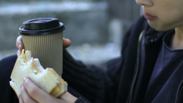 Menino Sem Teto Comendo Sanduíche Bebendo Café Livre Pobreza Close — Vídeo de Stock