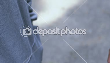 Afro-Amerikan soyguncu beyaz adama para talep bıçakla tehdit