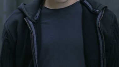 Sosyal koruma için çocuklar savaş soran kameraya bakarak üzgün küçük çocuk