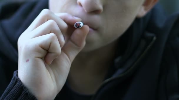 Jongen Roken Van Sigaretten Nicotineverslaving Onder Jongeren Ongezonde Levensstijl — Stockvideo