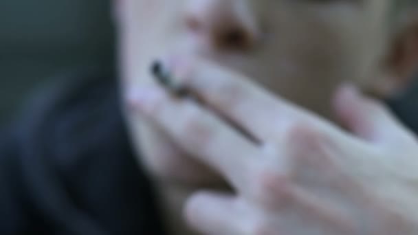 Chico Adicto Fumar Cigarrillo Efectos Nocivos Nicotina Salud Primer Plano — Vídeo de stock