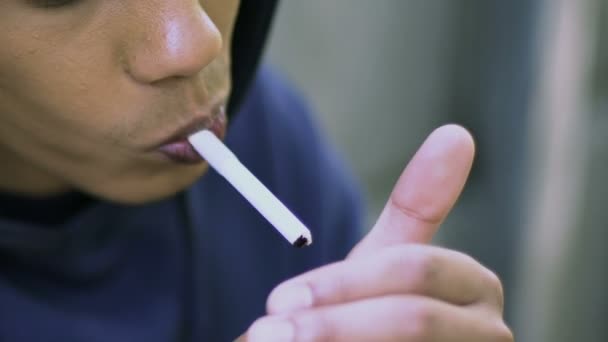 Afro Americano Adolescente Fumando Cigarro Vício Nicotina Sem Teto — Vídeo de Stock