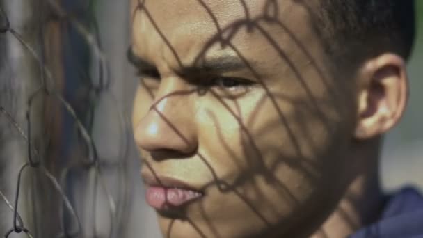 Підліток Змішаної Раси Дивиться Камеру Соціальні Проблеми Адаптації Мігрантів — стокове відео