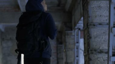 Meraklı backpacker kısıtlı dışlama bölgesi, turizm harabelerde yürürken