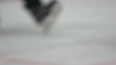 İki takımın Stadyumu'nda buz hokeyi oynamak oyun sırasında buzda düşen atlet