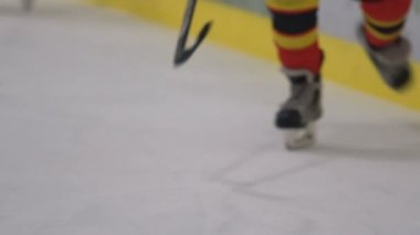 Zaman iki Stadyumu'nda oynayan hokeyi takımları buz pateni sporcunun yakın çekim
