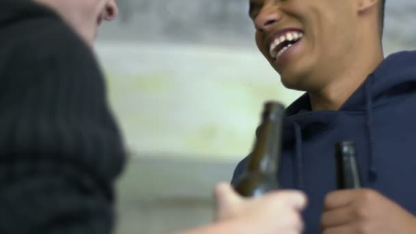 学生们在户外笑着喝啤酒 逃避讲座 — 图库视频影像