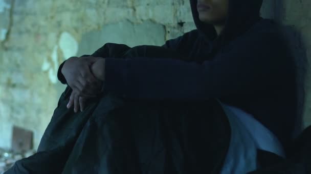无家可归的黑人坐在通道里 悲伤地看着路过的人 — 图库视频影像