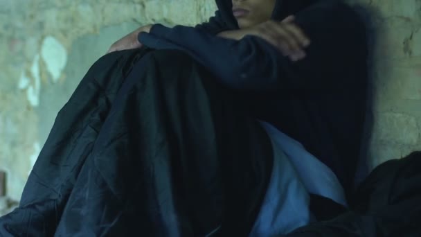アフリカ系アメリカ人ティーンエイ ジャー冷たい地下通路 貧困で夜を過ごす — ストック動画