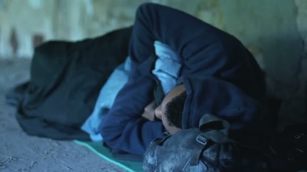 Hemlösa Afro American Pojken Sover Underjordiska Pass Misär Och Fattigdom — Stockvideo