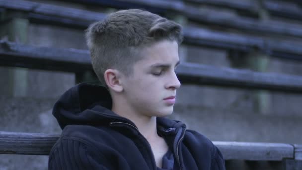 Einsamer Männlicher Teenager Auf Bank Sitzend Adoleszenzprobleme Innerer Selbstprotest — Stockvideo