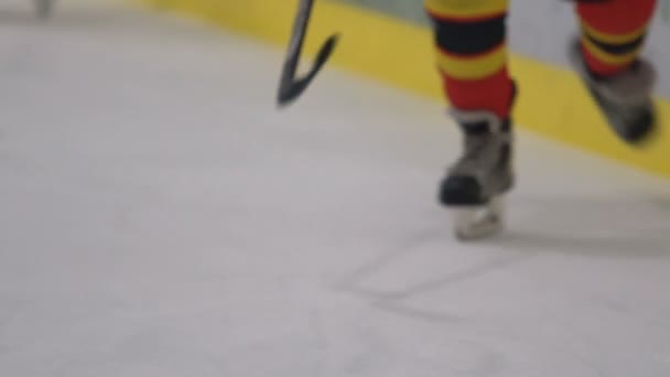 Close Atleta Patinando Gelo Quando Duas Equipes Jogando Hóquei Estádio — Vídeo de Stock