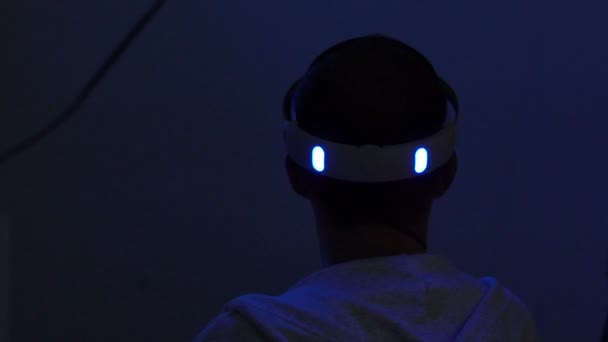 Uso Auriculares Realidad Virtual Cuarto Oscuro Tecnología Del Futuro Entretenimiento — Vídeo de stock