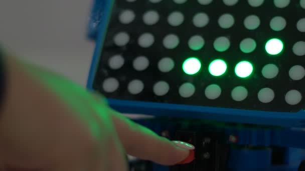 Tecnologia Futura Botão Dispositivo Futurista Luzes Mudando Para Vermelho — Vídeo de Stock