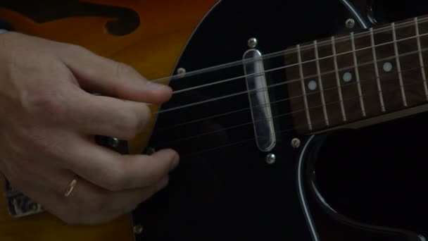 专业吉他手弹电吉他关闭 音乐和爱好休闲 — 图库视频影像