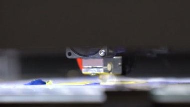 Geleceğin teknolojisi, günlük üretim, kullanarak 3d yazıcı çalışan makro yakın çekim