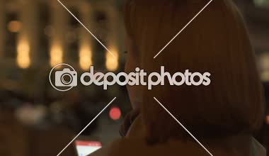 Kadın holding smartphone elinde, seyir için gerekli adres navigator uygulaması