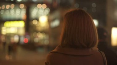 Kendine güvenen kadın ışıklı geçiş sokak, yol işten eve, kentsel yaşam