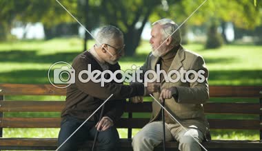 Yaşlı erkek arkadaşı ile yaşlı adamlar eğleniyor yaz park, şaka emeklilik