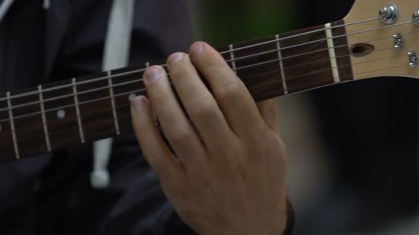 Zanger Gitarist Spelen Van Akkoorden Gitaar Dicht Omhoog Muziek Hobby — Stockvideo