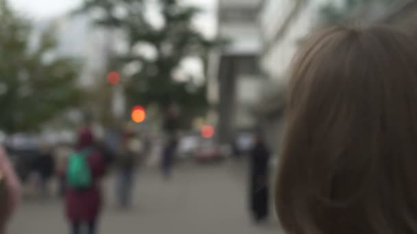 Елегантна Леді Прогулюється Вулицею Дивлячись Галасливих Людей Життя Великому Місті — стокове відео