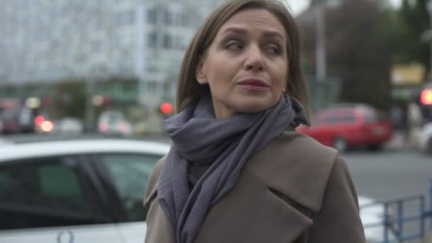 Ανησυχούν Γυναίκα Στέκεται Πολυσύχναστο Δρόμο Κοιτάζοντας Γύρω Από Αναμονή Για — Αρχείο Βίντεο