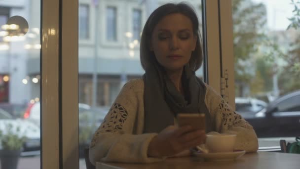Элегантная Женщина Сидит Кафе Пьет Чай Отвечает Электронные Письма Смартфоне — стоковое видео