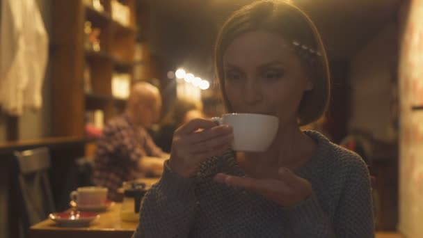 40多岁的女士晚上在咖啡馆里 喝着柔和的卡布奇诺 — 图库视频影像