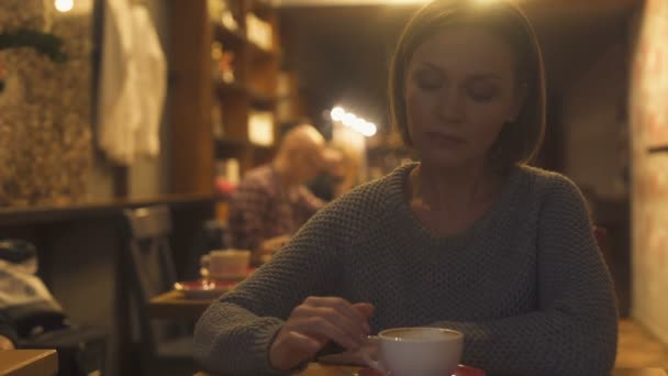 Traurige Frau Die Café Sitzt Schmerzhaft Trennung Einsamkeit Krise Erlebt — Stockvideo