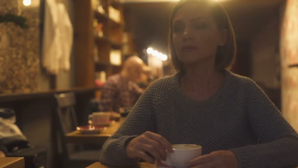 Mujer Indiferente Confundida Sus Pensamientos Problemas Vida Melancolía — Vídeos de Stock