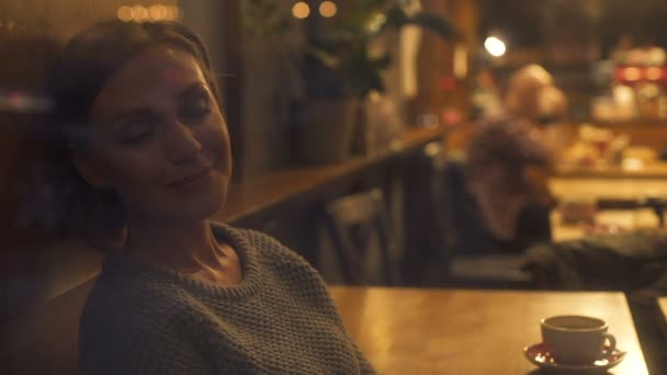 Mooie Vrouw Geniet Van Uitzicht Vanuit Venster Met Verlichte Straat — Stockvideo