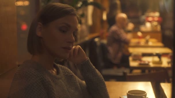 カフェ 大都会の喧騒の疲れで危機を休んで疲れの女性 — ストック動画