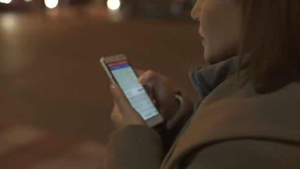 Dame Liest Book Auf Ihrem Smartphone Geht Straße Unaufmerksamer Straßenübergang — Stockvideo