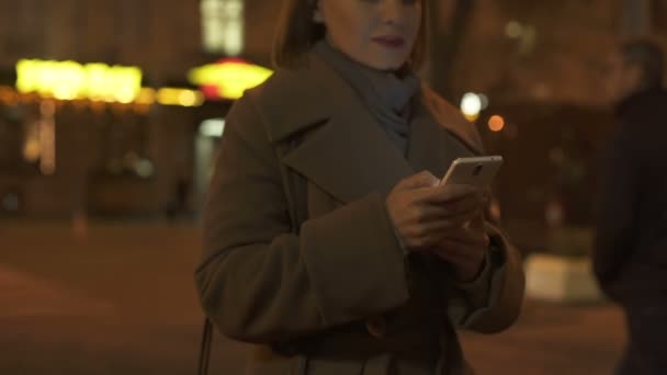 Senhora Pedindo Táxi Usando Aplicativo Seu Smartphone Pagamento Sem Dinheiro — Vídeo de Stock