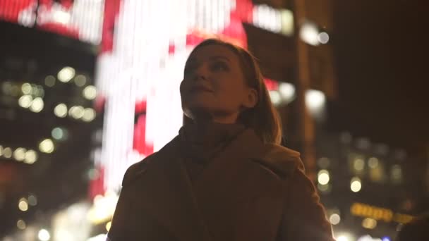 Turista Feminino Rua Brilhantemente Iluminada Desfrutando Luzes Festivas — Vídeo de Stock