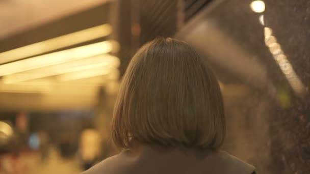Элегантная Леди Наслаждается Прогулкой Торговом Центре Проведением Вечера Одиночестве Крупным — стоковое видео