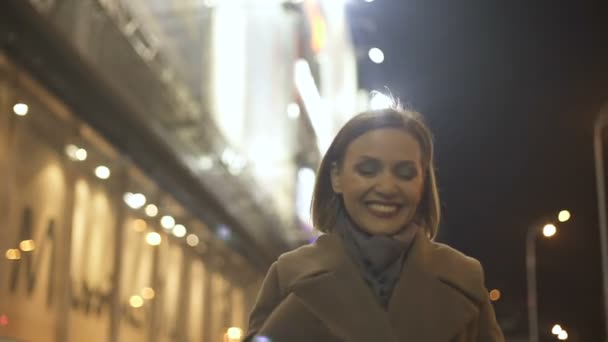Απόλυτα Ευτυχισμένη Γυναίκα Που Απολαμβάνουν Ζωή Περπάτημα Street Καλά Νέα — Αρχείο Βίντεο