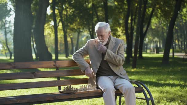 Viejo Hombre Considerado Jugando Ajedrez Solo Parque Seguro Social Para — Vídeo de stock