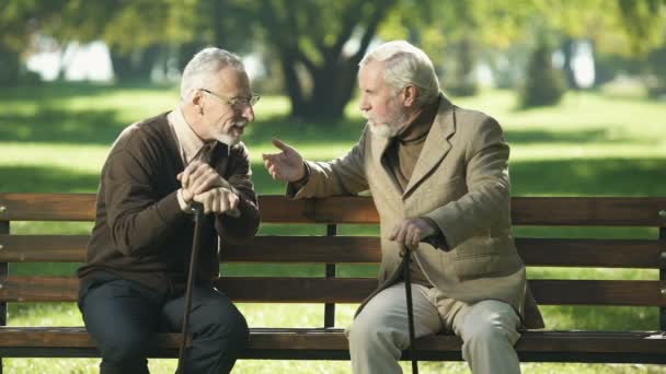 Señores Mayores Hablando Con Viejo Amigo Con Discapacidad Auditiva Problemas — Vídeo de stock