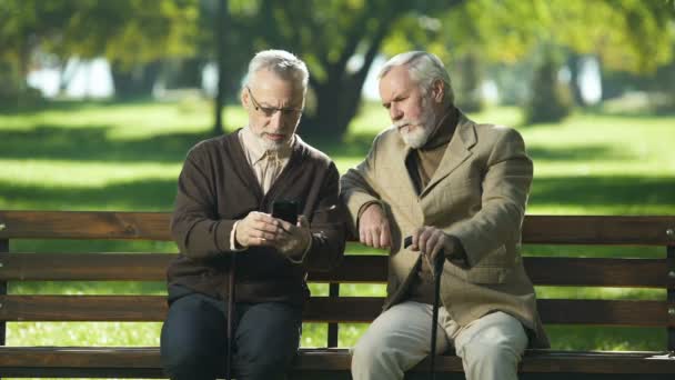 Anciano Pidiendo Ayuda Amigo Con Teléfono Inteligente Nuevas Tecnologías Modernas — Vídeo de stock