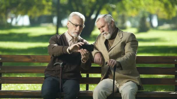 Dois Velhos Amigos Fazendo Selfie Divertindo Parque Novas Tecnologias Modernas — Vídeo de Stock