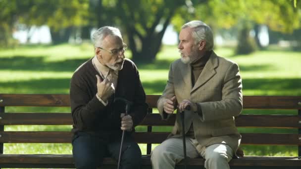 Twee Oude Mannen Emotioneel Praten Ruzie Onenigheid Misverstand — Stockvideo
