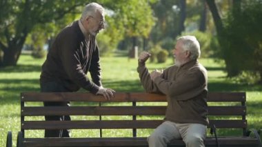 Başlangıç bilek güreşi yarışması Park, kazanmak için hile bir adam yaşlı adam