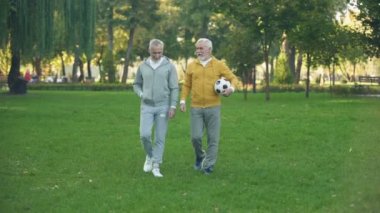 Etkin yaşlı erkekler futbol, spor hobi, sağlık ile parkta yürüyüş